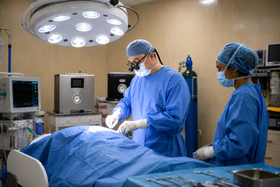 Equipo médico durante un procedimiento quirúrgico en quirófano